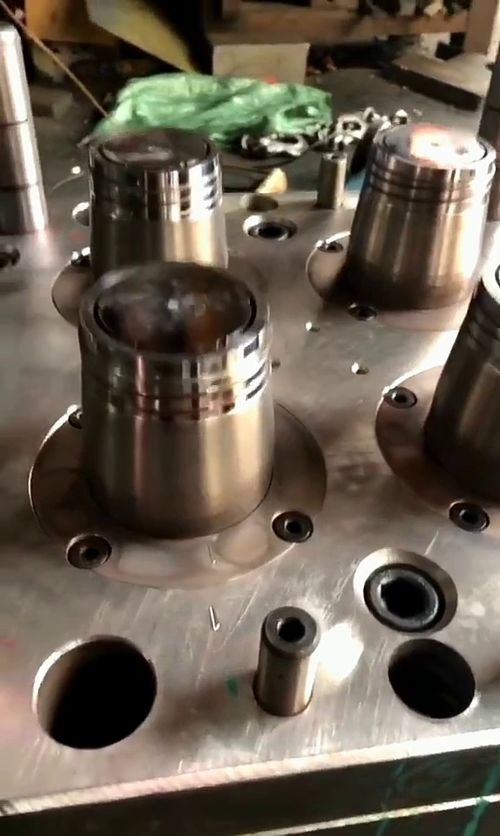 工廠機械加工 老師傅的技術(shù)真是太精湛了